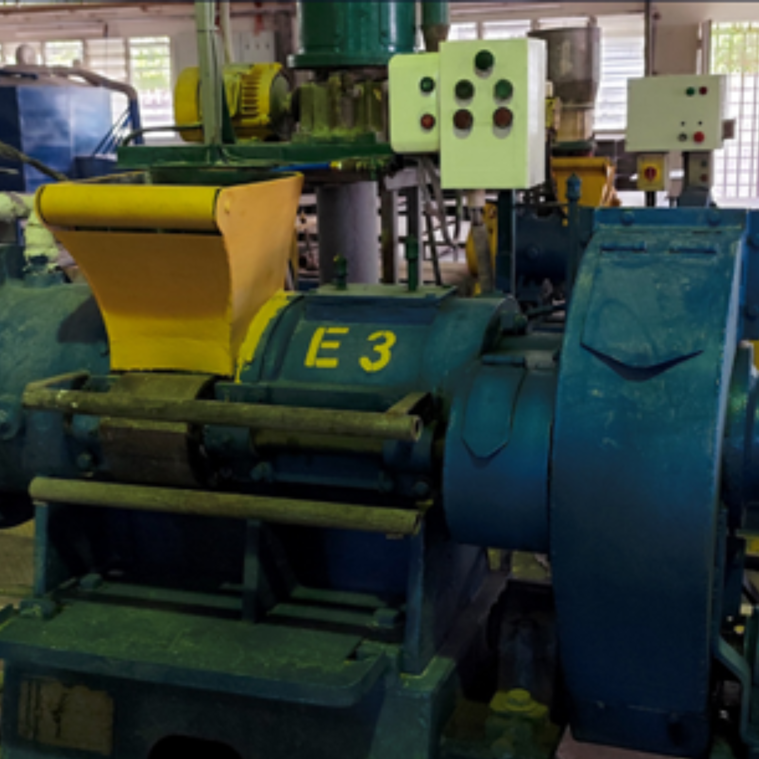 Perawatan rutin mesin industri berat dan pengecekan kelistrikan